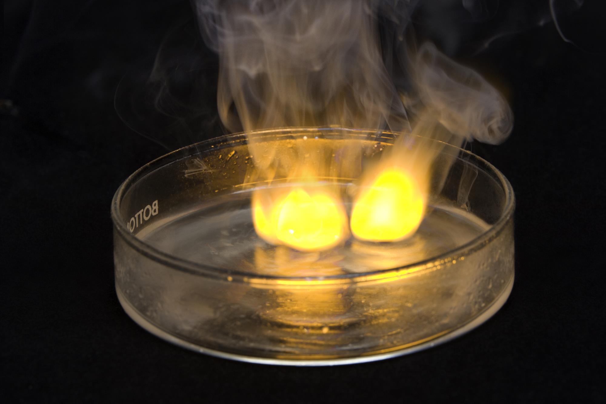 Сжигание калия в кислороде. Натрий и вода. Натрий и вода реакция. Горение натрия в воде. Щелочные металлы опыты.